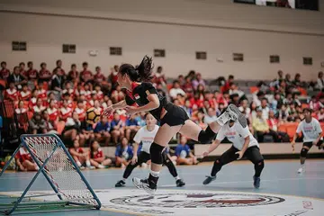 KEKAL JUARA DUNIA: Pasukan bawah 18 tahun Singapura beraksi dalam perlawanan akhir Kejohanan Tchoukball Belia Sedunia menentang Taiwan kelmarin di Our Tampines Hub. Singapura kekalkan gelaran juara selepas membenam pasukan lawan 38-30. - Foto BH oleh ONG WEE KIAT
