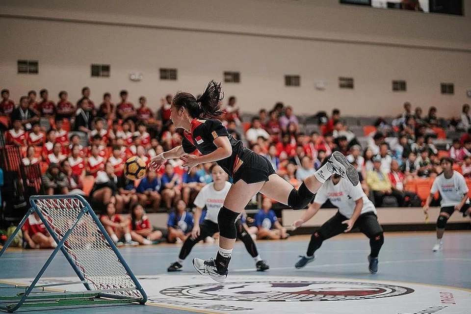 KEKAL JUARA DUNIA: Pasukan bawah 18 tahun Singapura beraksi dalam perlawanan akhir Kejohanan Tchoukball Belia Sedunia menentang Taiwan kelmarin di Our Tampines Hub. Singapura kekalkan gelaran juara selepas membenam pasukan lawan 38-30. - Foto BH oleh ONG WEE KIAT
