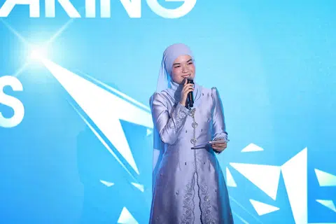 WARTAWAN BOLEH, HOS PUN BOLEH: Koresponden BH, Siti Aisyah Nordin, tampak manis dengan kebaya biru ditaja syarikat, With Love, Yumi.