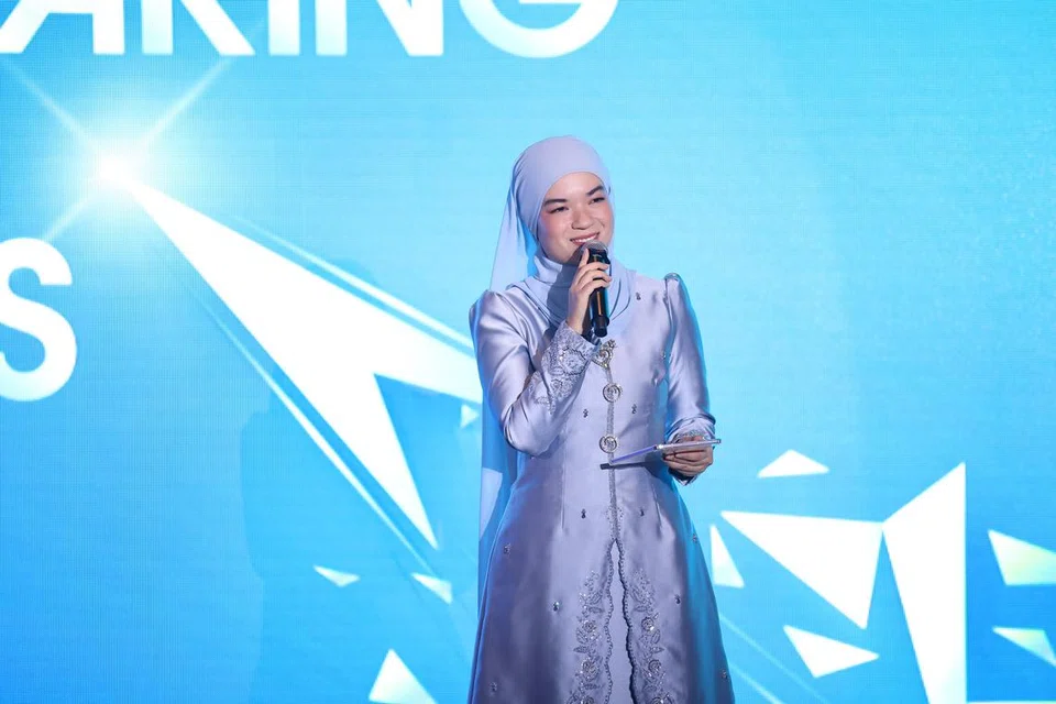 WARTAWAN BOLEH, HOS PUN BOLEH: Koresponden BH, Siti Aisyah Nordin, tampak manis dengan kebaya biru ditaja syarikat, With Love, Yumi.