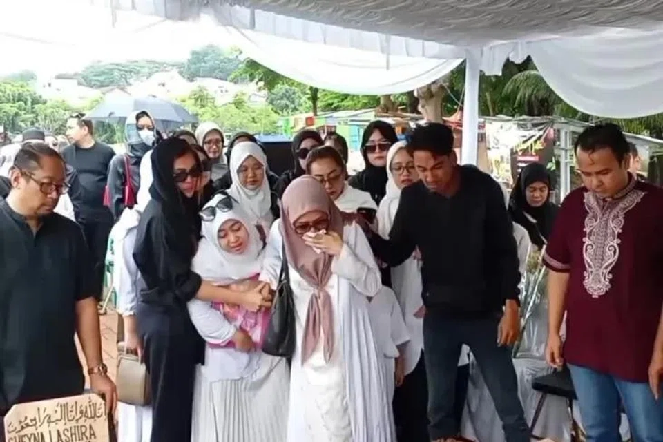 Anggota keluarga dan sahabat handai tidak dapat menahan sebak ketika jenazah Allahyarhamha Sheyna Lashira Smaradiani, mula diturunkan ke dalam liang lahad di Tanah Perkuburan Umum (TPU) Tanah Kusir, Kebayoran Baru, Jakarta Selatan pada 8 Februari.