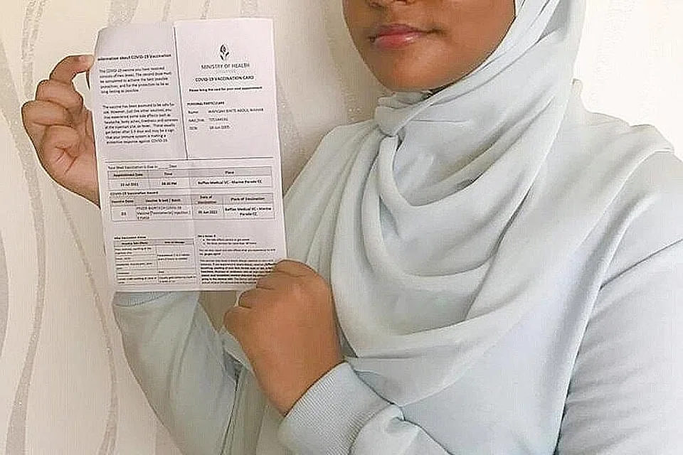 TIDAK RASA TAKUT: Memahami demi kebaikannya, rakan-rakan sekolah serta masyarakat, Wafiqah pelajar Madrasah Al-Ma'arif Al-Islamiah, berkata beliau tidak ragu-ragu untuk mendapatkan vaksin baru-baru ini. - Foto ihsan WAFIQAH ABDUL WAHAB 