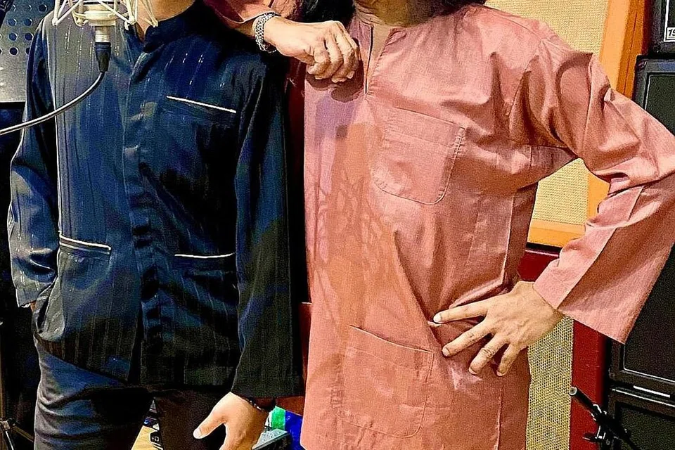 GANDINGAN MANTAP: Artis muda Izhar Hidayat digandingkan bersama roker setempat, Hanafie Warren, untuk menyanyikan 'single' ' Satu Syawal'. - Foto CIPTARASAKARYA