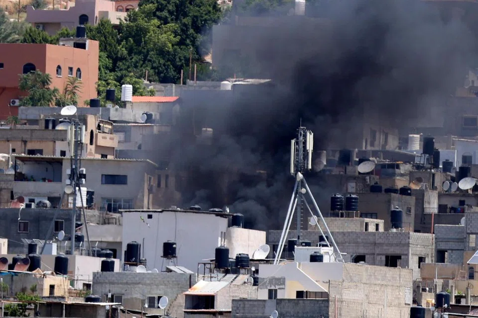 Asap berkepul-kepul dilihat ketika tentera Israel melancarkan serangan di kem pelarian Al-Farea, Tubas, di Tebing Barat pada 10 Jun.
