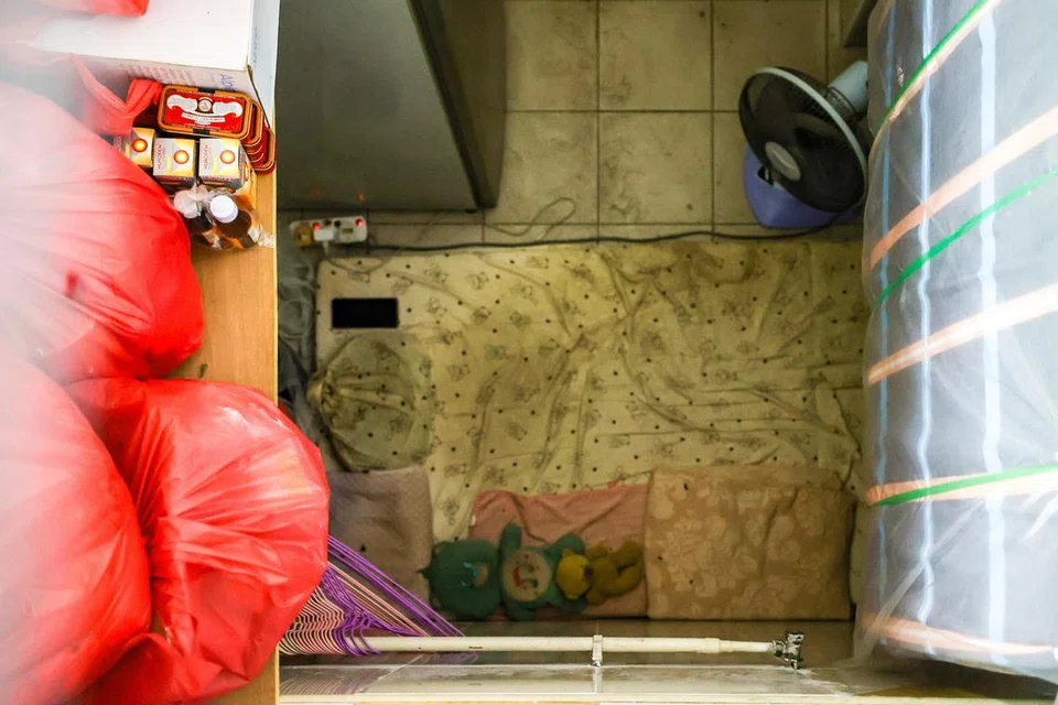 Sebuah gerai di Pasar dan Pusat Makanan Circuit Road telah menjadi tempat tinggal seorang remaja perempuan berusia 15 tahun sejak hampir setahun lalu.