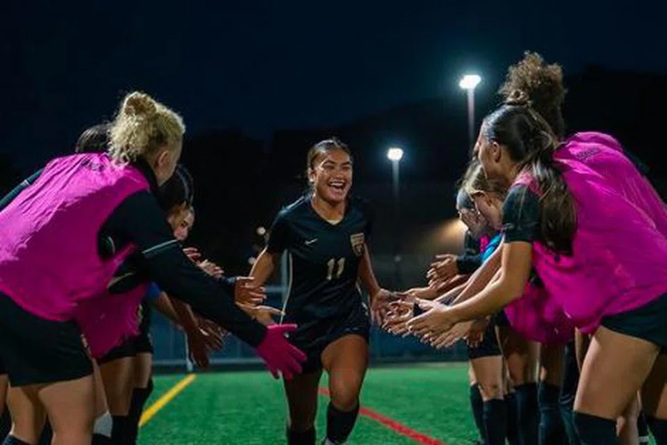 Pemain bola sepak wanita Singapura, Putri Nur Syaliza Sazali (tengah), yang menyarung jersi Universiti Oakland, adalah antara pemain yang disertakan dalam Pasukan Kedua Terbaik di Anugerah Semua Liga kendalian Liga Horizon pada Oktober 2023.