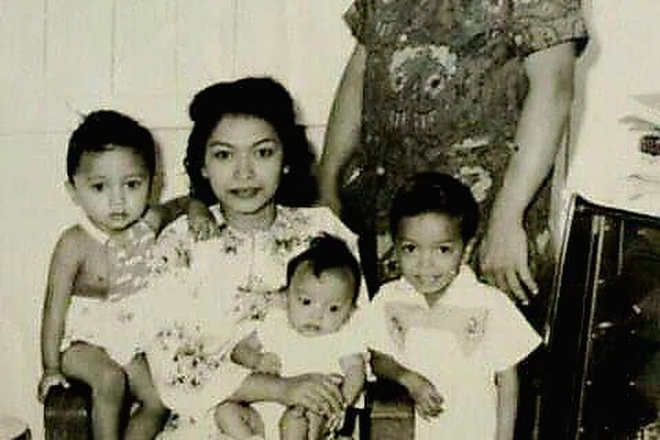 Keluarga seni dan berbakat, terdiri daripada pasangan Norsiah Yem (duduk) dan Ali Ahmad, bersama anak mereka, dari kiri Eddy Nor Ali, Ebby Saifullah Ali (di riba) dan Eddy Ali.
