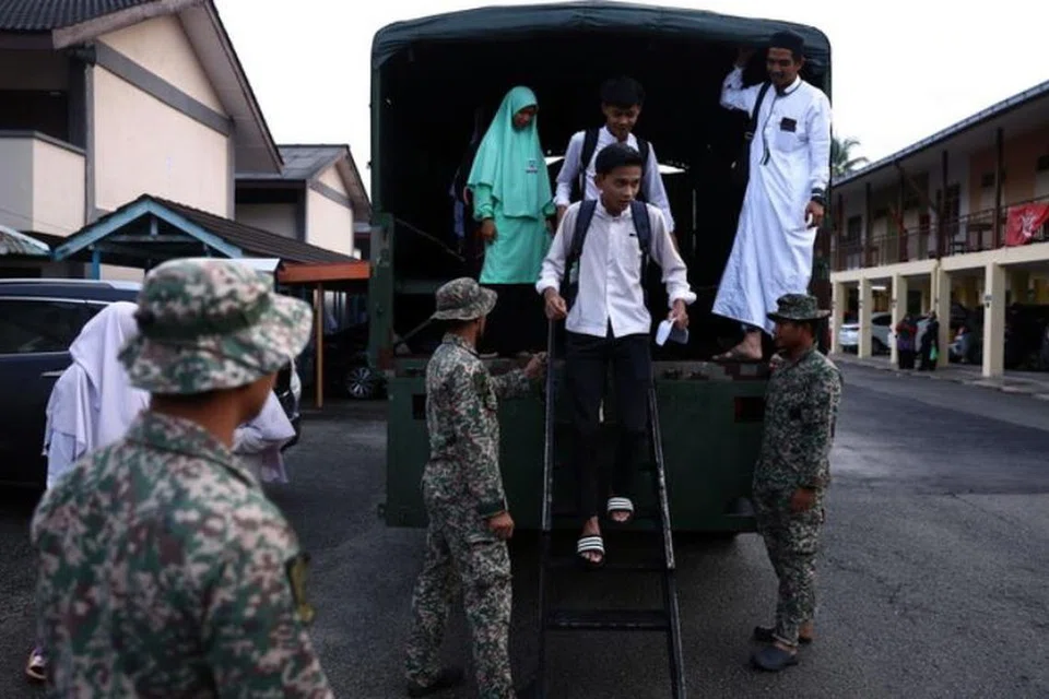 Calon Sijil Pelajaran Malaysia (SPM) 2024 di Sekolah Menengah Arab Nurul Huda, Tumpat, Kelantan, turun dari trak Angkatan Tentera Malaysia (ATM) yang membawa mereka untuk menduduki peperiksaan itu di sebuah sekolah lain di Tumpat, pada 2 Disember, berikutan sekolah mereka ditenggelami banjir.