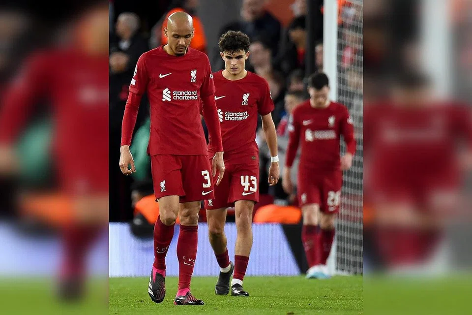 MURAM: Pemain Liverpool (dari kiri) Fabinho, Stefan Bajcetic dan Andy Robertson muram selepas Real Madrid menjaringkan gol kelima mereka. 