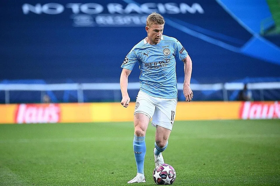 PERANCANG BERBISA: Pemain midfield Manchester City Kevin De Bruyne mencipta 20 gol dalam kempen 2019-20 menyamakan rekod perintis gol paling banyak dalam semusim yang dicatat penyerang Arsenal Thierry Henry pada 2002-03. - Foto AFP