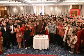 Presiden Tharman Shanmugaratnam (tengah) menyambut ulang tahun ke-60 hubungan diplomatik Singapura-India dan ulang tahun ke-60 kemerdekaan Singapura bersama isteri, Puan Jane Ittogi; Menteri Pengangkutan Chee Hong Tat; serta rakyat Singapura di luar negara di satu majlis resepsi di Hotel Taj Mahal, New Delhi pada 15 Januari.