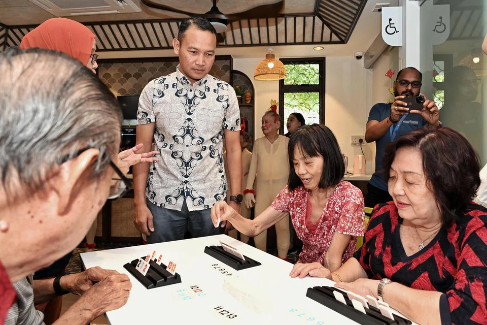 Encik Mohd Fahmi Aliman memerhatikan warga emas di Pusat Kesejahteraan Mental Sunlove bermain mahjung, yang dapat membantu mereka terus aktif dari segi mental dan fizikal. 