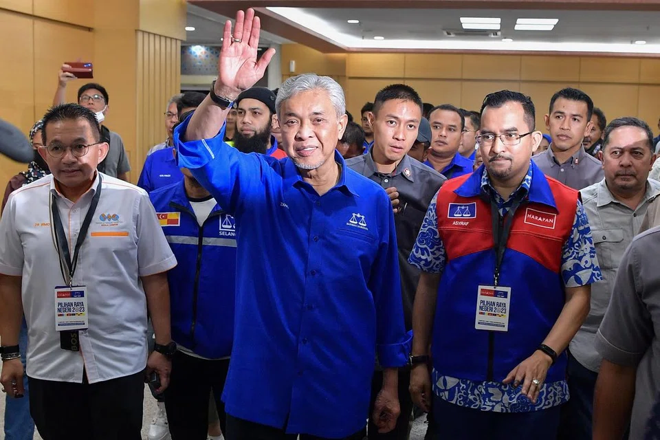PULIHKAN UMNO: Presiden Pertubuhan Kebangsaan Melayu Bersatu (Umno) merangkap Pengerusi Barisan Nasional, Datuk Seri Dr Ahmad Zahid Hamidi (melambai).