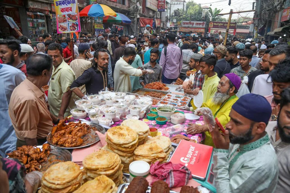 Jalan di pekarangan Bazar Chawk di kota Dhaka, Bangladesh, sesak dengan penduduk yang membeli juadah untuk berbuka puasa pada 12 Mac.