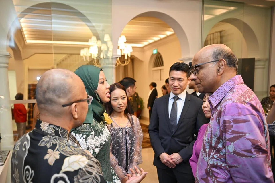 Presiden Tharman Shanmugaratnam (kanan) dan Puan Jane Ittogi (dua dari kanan, terselindung) bersama Pemangku Menteri Kebudayaan, Masyarakat dan Belia, Encik David Neo (tiga dari kanan) berinteraksi dengan penerima Anugerah Artis Muda, Syafiqah 'Adha Sallehin (dua dari kiri), di Istana pada 27 November.