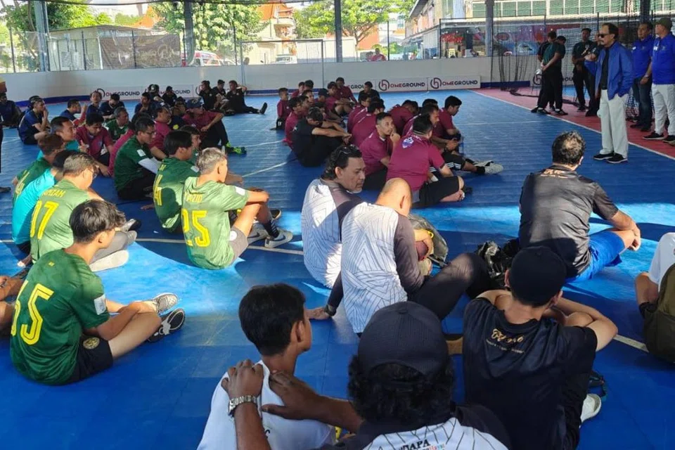 BERSUKAN SAMBIL BERAMAL: Sebanyak 24 pasukan daripada pelbagai latar belakang, seperti sukarelawan masjid, alumni sekolah, persatuan dan juga pekerja migran dari Myanmar, mengambil bahagian dalam pertandingan Piala Futsal Amal Cikgu Sies Senan 2024. Mereka membantu mengumpul derma sebanyak $6,000 bagi Persatuan Ain.
