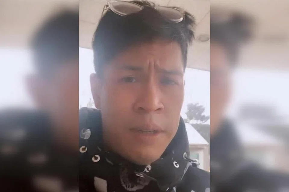 "Sudah tentu suasana riuh-rendah. Kami dapat lihat beberapa orang berlari di jalanan dan anak-anak kecil yang menggigil kesejukan... Hanya sekitar 12 jam yang lalu, kami baru saja menziarahi beberapa bangunan (yang telah runtuh) jadi sememangnya kami terkejut... dan juga bersyukur kami selamat." - Encik Tajjlee Rahim (gambar atas), yang sedang bercuti di Turkey bersama adiknya.