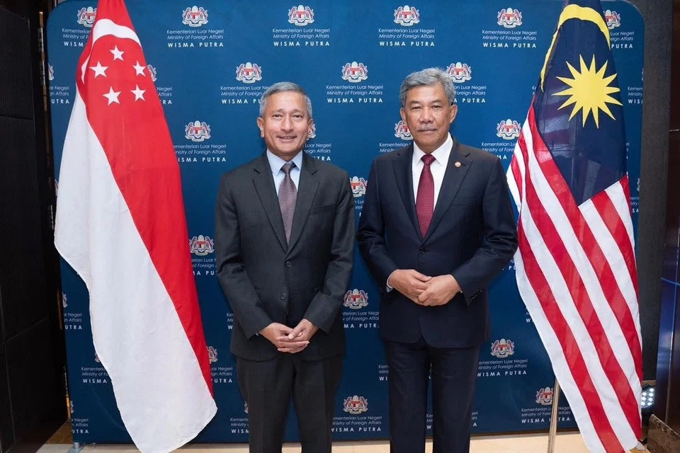 Menteri Ehwal Luar, Dr Vivian Balakrishnan (kiri), dan Menteri Luar Malaysia, Datuk Seri Utama Mohamad Hasan, bertemu di Kuala Lumpur pada 11 November, di ambang Rahat Pemimpin Singapura-Malaysia ke-12, yang bakal diadakan di Singapura pada Disember.