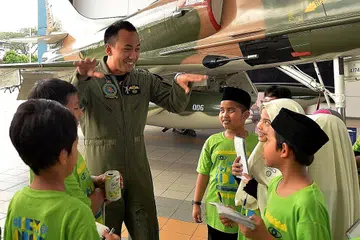 BERI SEMANGAT: Kapten Azlan Latiff berbual mesra dengan beberapa pelajar yang turut mendengar ceramahnya. - Foto ZAINAL YAHYA