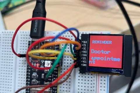 Peranti ‘Jaga’ menggunakan beberapa kemudahan AI untuk menghasilkan peringatan visual dan audio yang mudah difahami menerusi pelbagai bahasa serta dialek di samping kemudahan mengesan kejadian terjatuh.