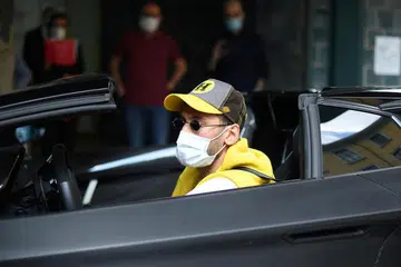 JAGA KESIHATAN: Pemain AC Milan tiba di Hospital Clinica La Madonnina pada 6 Mei lalu bagi ujian kesihatan di Milan, Italy.