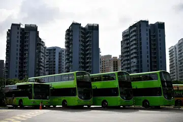 Kejadian yang berlaku di Pusat Pertukaran Bas Punggol telah menyebabkan mangsa warga senja itu mengalami di bahagian pipi dan pendarahan dari mulut. Gigi palsu mangsa juga pecah akibat pukulan tersebut. 