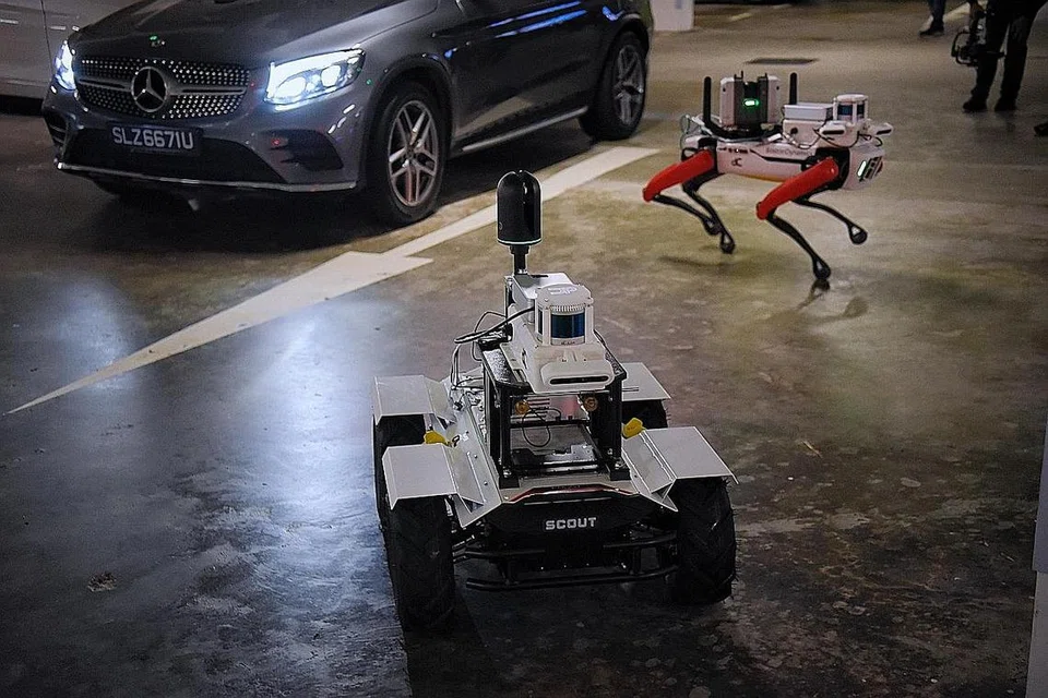 TAPAK UJI: Di bawah program 5G@Sentosa, pelbagai aplikasi 5G termasuk penggunaan kenderaan berautonomi, robot, dan realiti imbuhan (AR) kini diuji di Sentosa. - Foto-foto BH oleh MARK CHEONG