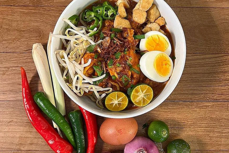 DEMI GALAK PEMAKANAN SIHAT: Semasa penggambaran, Cik Rahayu terpaksa menyediakan bahan dan memasak lima hingga 10 hidangan dalam empat jam setiap hari, memandangkan jadual harian dan tugasan lain yang terpaksa beliau laksana.