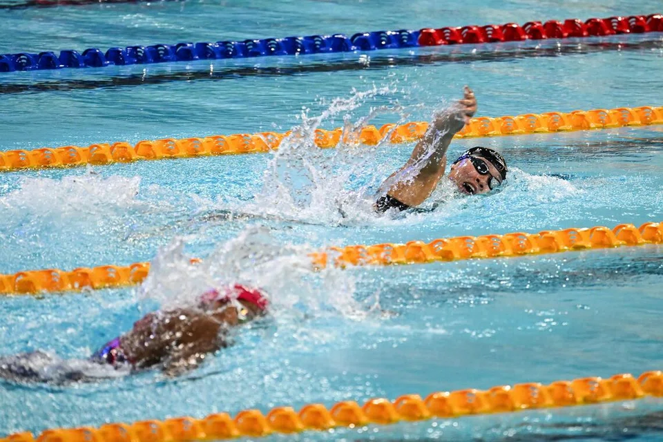 Perenang Singapura, Gan Ching Hwee (kanan) bersama pencabar terdekatnya dari Thailand, Kamonchanok Kwanmuang di 400 meter gaya bebas wanita pada 12 Disember.