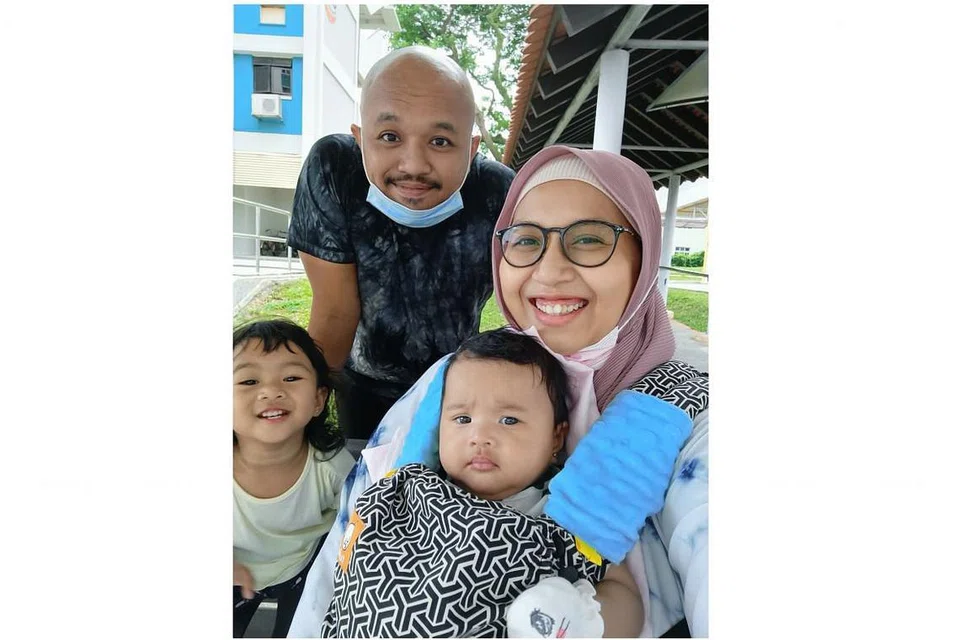 RASA SYUKUR: Cik Siti Amirah Abu Bakar dan suami, Encik Muhammad Nafiz Kamarudin bersama dua cahaya mata mereka, Sofia Elia dan Sarah Nadine (dipangku) tidak sabar untuk membina kenangan baru bersama di rumah baru mereka. - Foto ihsan SITI AMIRAH ABU BAKAR