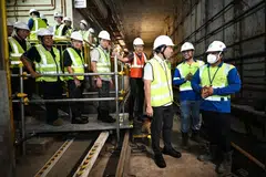 Pemangku Menteri Pengangkutan, Encik Jeffrey Siow (tiga dari kanan) berbual dengan beberapa pekerja di dalam terowong berhampiran stesen MRT Dakota semasa taklimat perkembangan kerja pengukuhan terowong Laluan Circle (CCL) pada 26 Mac.