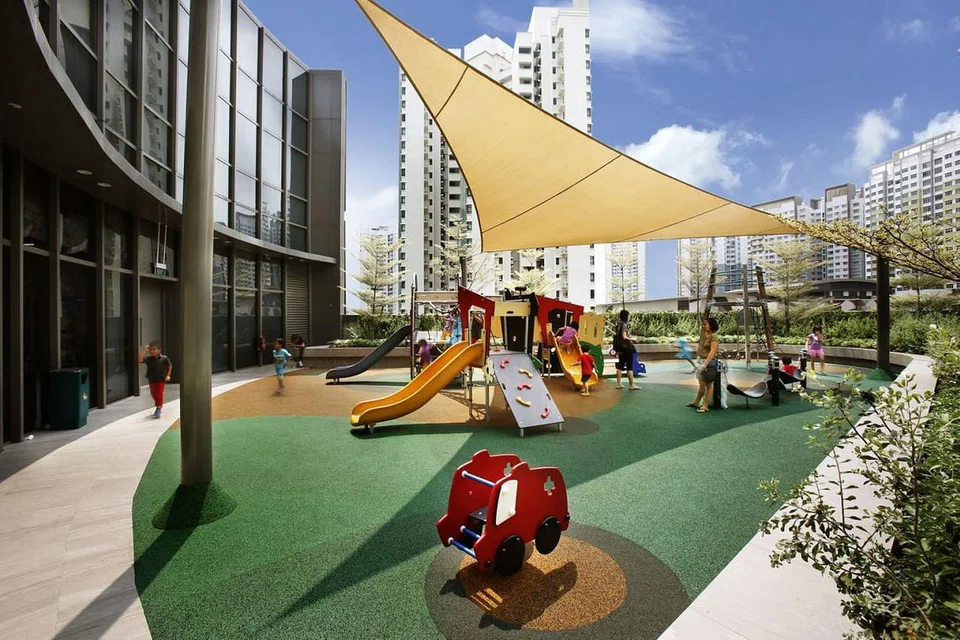 UNTUK SI KECIL: Taman permainan seperti yang terdapat di The Paragon dan The Seletar Mall (gambar atas) ini antara daya tarikan pengunjung ke pusat beli-belah yang inginkan kemudahan mesra keluarga. - Foto SPH RPMS