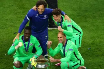Henrique Hilario (belakang, jersey biru) bersama penjaga gawang Chelsea, Edouard Mendy, Kepa Arrizabalaga dan Willy Caballero ketika meraikan kejayaan memenangi Liga Juara-Juara pada 2021.