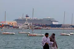 Sebuah kapal persiaran kelihatan berlabuh di pelabuhan lama Doha pada 4 Mac 2026. Ketika konflik antara Iran dan Amerika Syarikat terus memuncak di Asia Barat, enam kapal persiaran yang membawa kira-kira 15,000 penumpang dan lebih 6,000 anak kapal masih terkandas di pelabuhan dengan penumpang berada di atas kapal di Dubai dan Qatar.