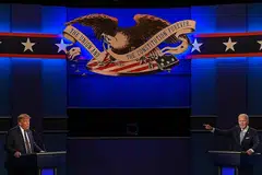 DEBAT HANGAT: Encik Donald Trump (kiri) dan Encik Joe Biden berdebat mengenai pelbagai isu dalam perbahasan pertama mereka menjelang pilihan raya presiden Amerika November ini. - Foto AFP