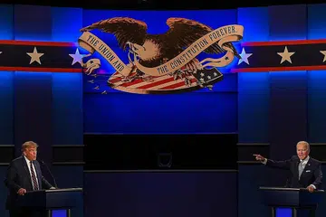 DEBAT HANGAT: Encik Donald Trump (kiri) dan Encik Joe Biden berdebat mengenai pelbagai isu dalam perbahasan pertama mereka menjelang pilihan raya presiden Amerika November ini. - Foto AFP