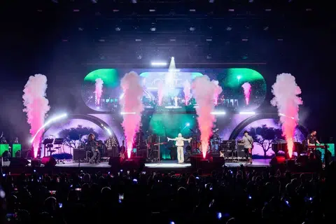Pencahayaan pentas berwarna-warni untuk lagu rancak, menaikkan ‘mood’ penonton sepanjang konsert, ‘Majlis Tertinggi Rockqueen Ella 2026’.