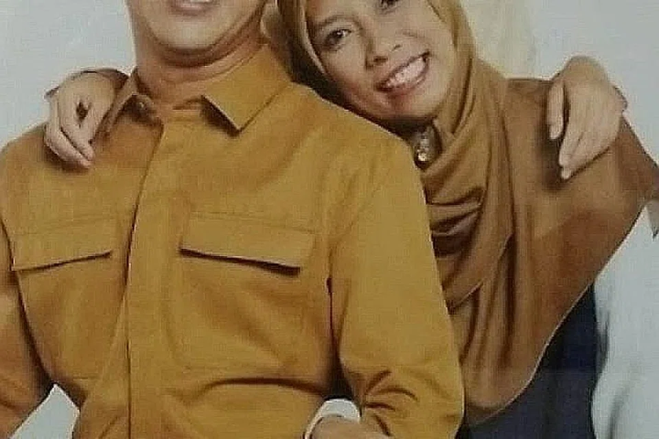 SEPAKAT BANTU MASYARAKAT: Encik Iskandar Safi'i bersama isteri, Cik Siti Ashikin Hussin dan anak mereka, Putri Nor Atiqah yang menjadi relawan Duta Jarak Selamat. - Foto ihsan SITI ASHIKIN HUSSIN