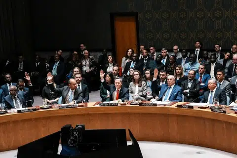 Duta Amerika Syarikat ke Pertubuhan Bangsa-Bangsa Bersatu (PBB), Encik Michael Waltz, bersama duta lain, mengundi semasa satu mesyuarat pada 17 November bagi menubuhkan pasukan penstabilan antarabangsa di Gaza.