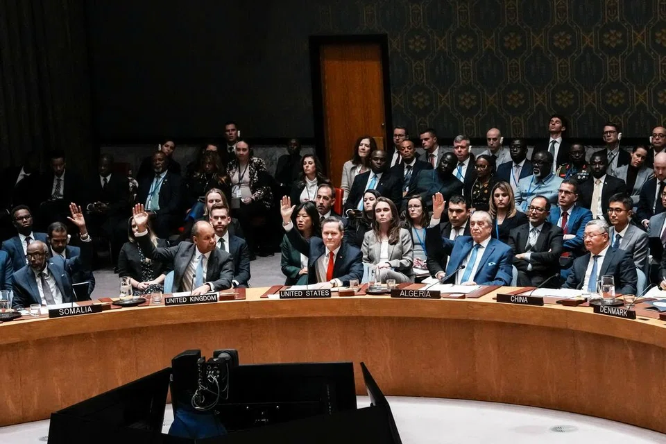 Duta Amerika Syarikat ke Pertubuhan Bangsa-Bangsa Bersatu (PBB), Encik Michael Waltz, bersama duta lain, mengundi semasa satu mesyuarat pada 17 November bagi menubuhkan pasukan penstabilan antarabangsa di Gaza.