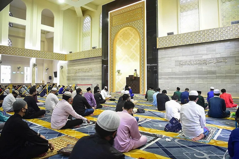 PENGURUSAN SELAMAT: Sesi solat berjemaah Hari Raya Aidilfitri di Masjid Al-Ansar dijanlankan dengan selamat. - Foto MUIS