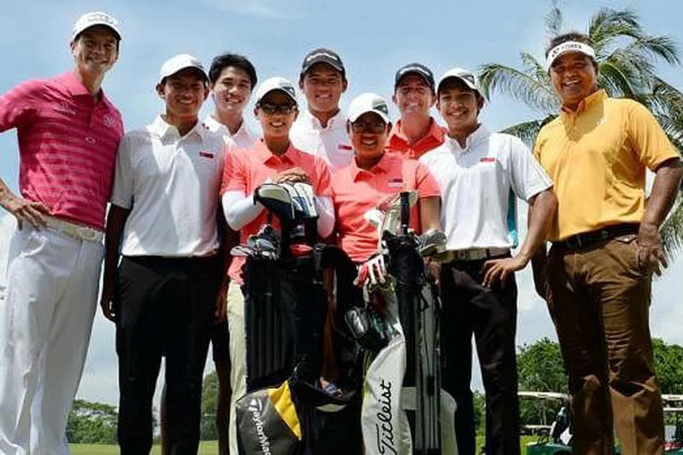 SOKONGAN PENUH PERANGSANG: Para pemain golf nasional yang bakal beraksi di Sukan SEA ini, termasuk jurulatih Luke Cantelo (tiga dari kanan), mendapat sokongan istimewa daripada dua pemain profesional negara, Mardan Mamat (kanan) dan Quincy Quek (kiri). - Foto ZAINAL YAHYA
