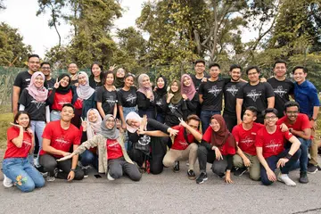 MENJAYAKAN USAHA ANTIDADAH: Pengarah projek #PARADIGMA2.0, Encik Jefnilham Jamaludin (barisan dua tiga dari kanan) dan penolong pengarah projek #PARADIGMA2.0, Cik Fatin Farwizah Miswan (bertudung hijau), 21 tahun, bersama jawatankuasa serta relawan, tersenyum lebar dapat menjayakan usaha antidadah ini. - Foto #PARADIGMA2.0