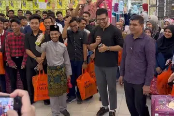 Pempengaruh media sosial dan usahawan popular di Malaysia dan Singapura, Encik Khairul Aming (dua dari kanan), disifatkan sebagai majikan yang pemurah apabila tidak lokek menaja perbelanjaan Syawal buat 100 kakitangannya.