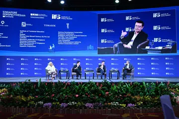 (Dari kanan) Moderator sesi dialog bertajuk ‘Masyarakat dan Tatanegara’, Pengerusi Yayasan Lien, Encik Laurence Lien; bersama anggota panel Penolong Provos bagi pendidikan sarjana muda Universiti Nasional Singapura (NUS), Profesor Daniel Goh; Setiausaha Tetap Maklumat dan Pembangunan, Kementerian Penerangan dan Pembangunan Digital (MDDI), Encik Chng Kai Fong; dan Pengasas Lepak Conversations, Cik Yulianna Frederika.