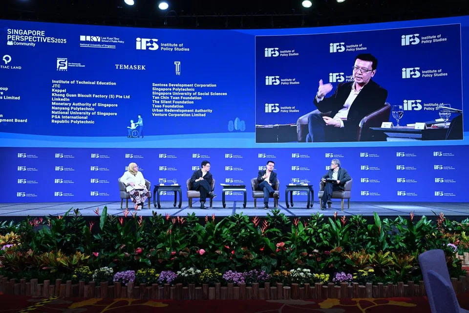 (Dari kanan) Moderator sesi dialog bertajuk ‘Masyarakat dan Tatanegara’, Pengerusi Yayasan Lien, Encik Laurence Lien; bersama anggota panel Penolong Provos bagi pendidikan sarjana muda Universiti Nasional Singapura (NUS), Profesor Daniel Goh; Setiausaha Tetap Maklumat dan Pembangunan, Kementerian Penerangan dan Pembangunan Digital (MDDI), Encik Chng Kai Fong; dan Pengasas Lepak Conversations, Cik Yulianna Frederika.