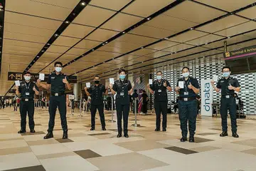 DEMI PERTAHANAN NEGARA: Para pegawai dari Pasukan Polis Singapura di pusat vaksinasi di Terminal 4 Lapangan Terbang Changi. - Foto SPF