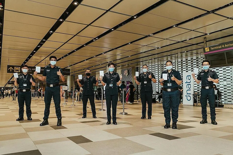 DEMI PERTAHANAN NEGARA: Para pegawai dari Pasukan Polis Singapura di pusat vaksinasi di Terminal 4 Lapangan Terbang Changi. - Foto SPF