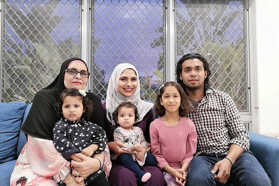 JADI SAINTIS: Dr Shebbrin (tengah) bersama suami, anak-anak dan ibunya di Brisbane. Beliau kini menjalankan penyelidikan dan bekerja di Pusat Teknologi Nano Mikro Queensland di Universiti Griffith. - Foto ihsan SHEHZAHDI SHEBBRIN D/O BOORHANUDDIN MOONSHI