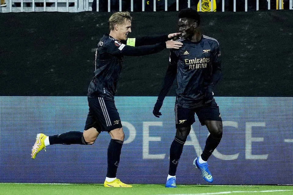 RAIKAN GOL: Penjaring gol kemenangan Arsenal, Bukayo Saka (kanan), meraikan golnya bersama Martin Odegaard. - Foto REUTERS 